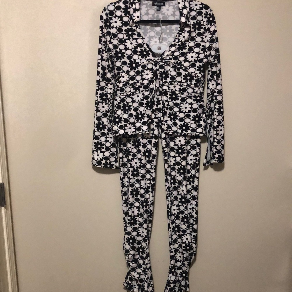 Feathers 2 Piece Print 70’s Style Black And Cream… - image 1